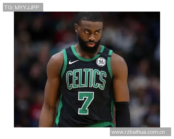 杰伦布朗首节火力全开半场表现出色砍下16分助球队稳住局势