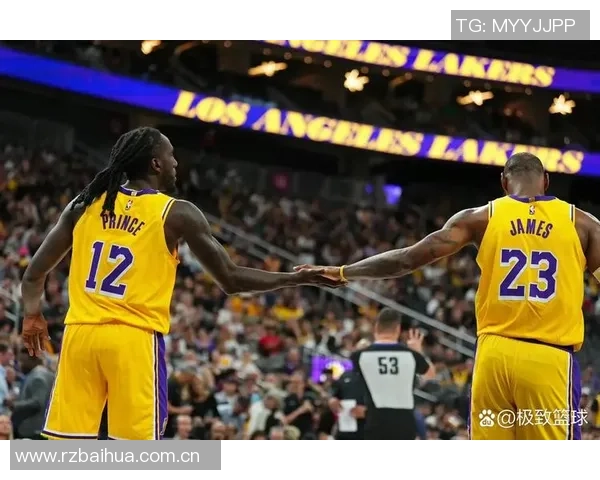 克拉克斯顿再创佳绩29分钟砍下三双14分11板10助助球队赢得胜利